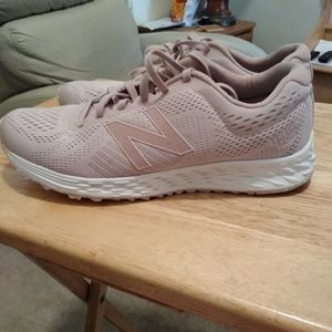 Women's New Balance tennis shoes